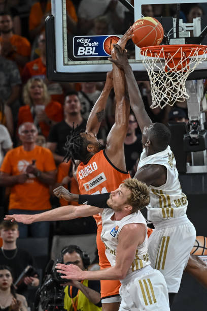 他们不仅依 他们不仅依