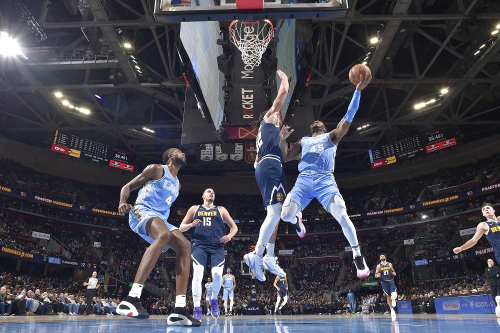 于篮球框上 于篮球框上